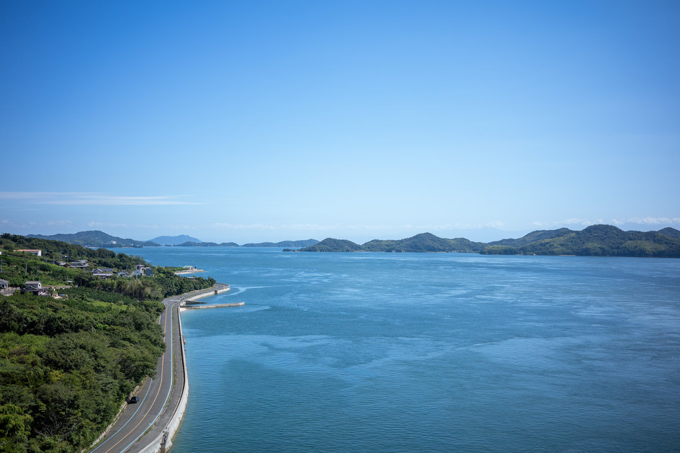 生口島、海岸線と島影。