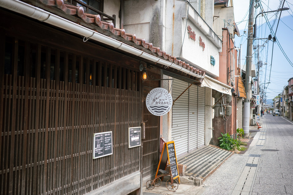 格子戸の店先と、まっすぐな通り。