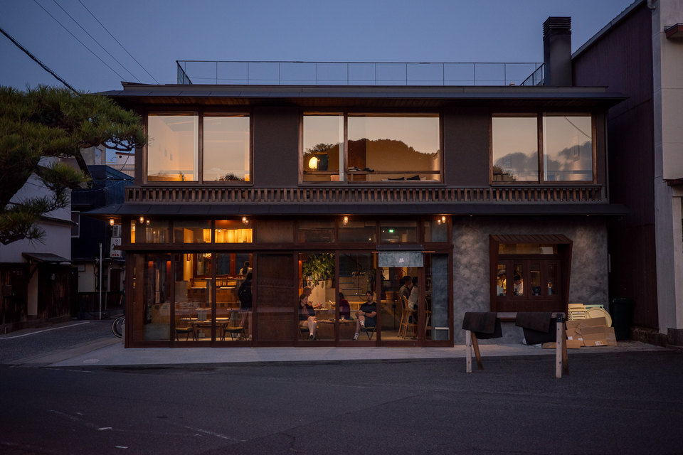 灯りのともる、二階建ての店先。