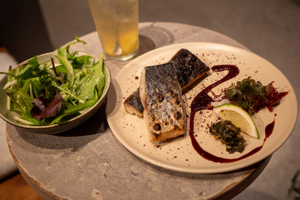 白い皿の料理と、サラダ。
