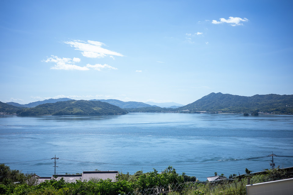 家々の向こうに広がる、青い海。
