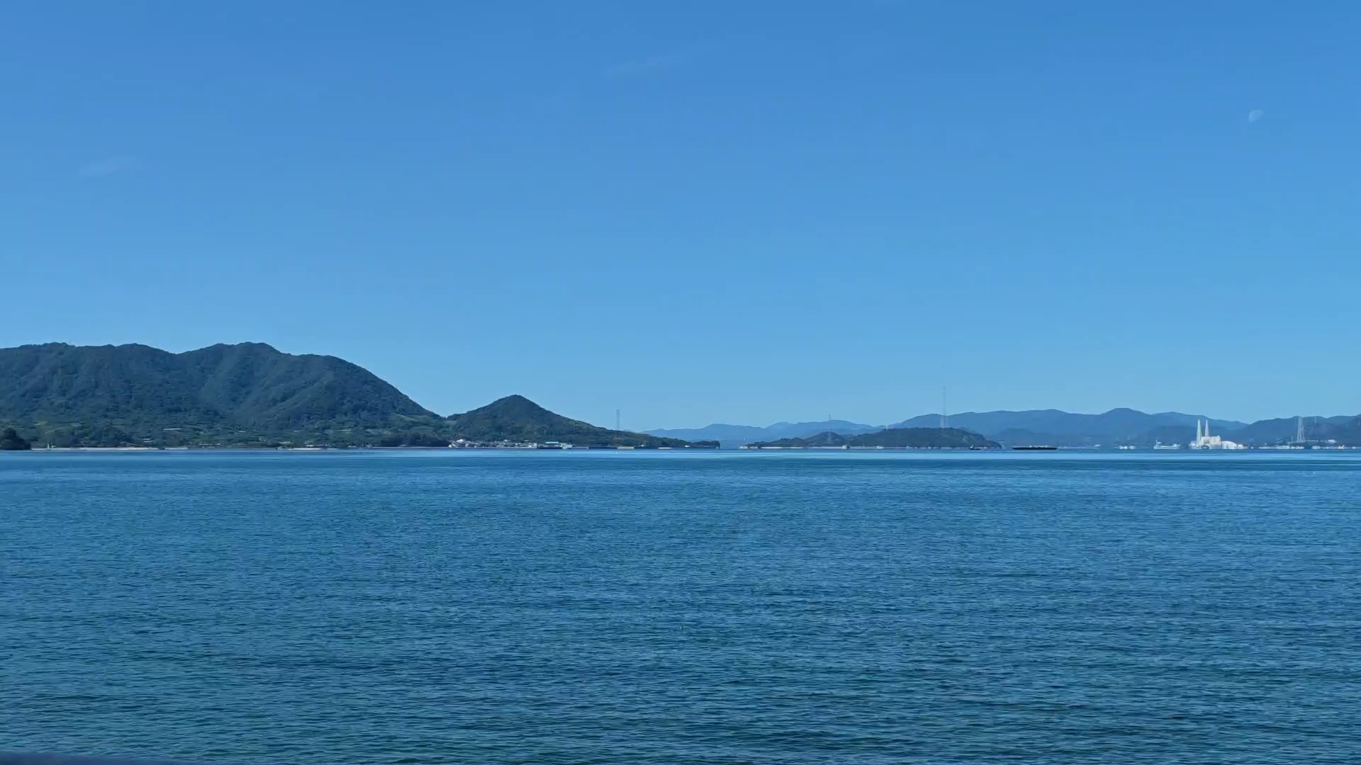 海岸線と島影