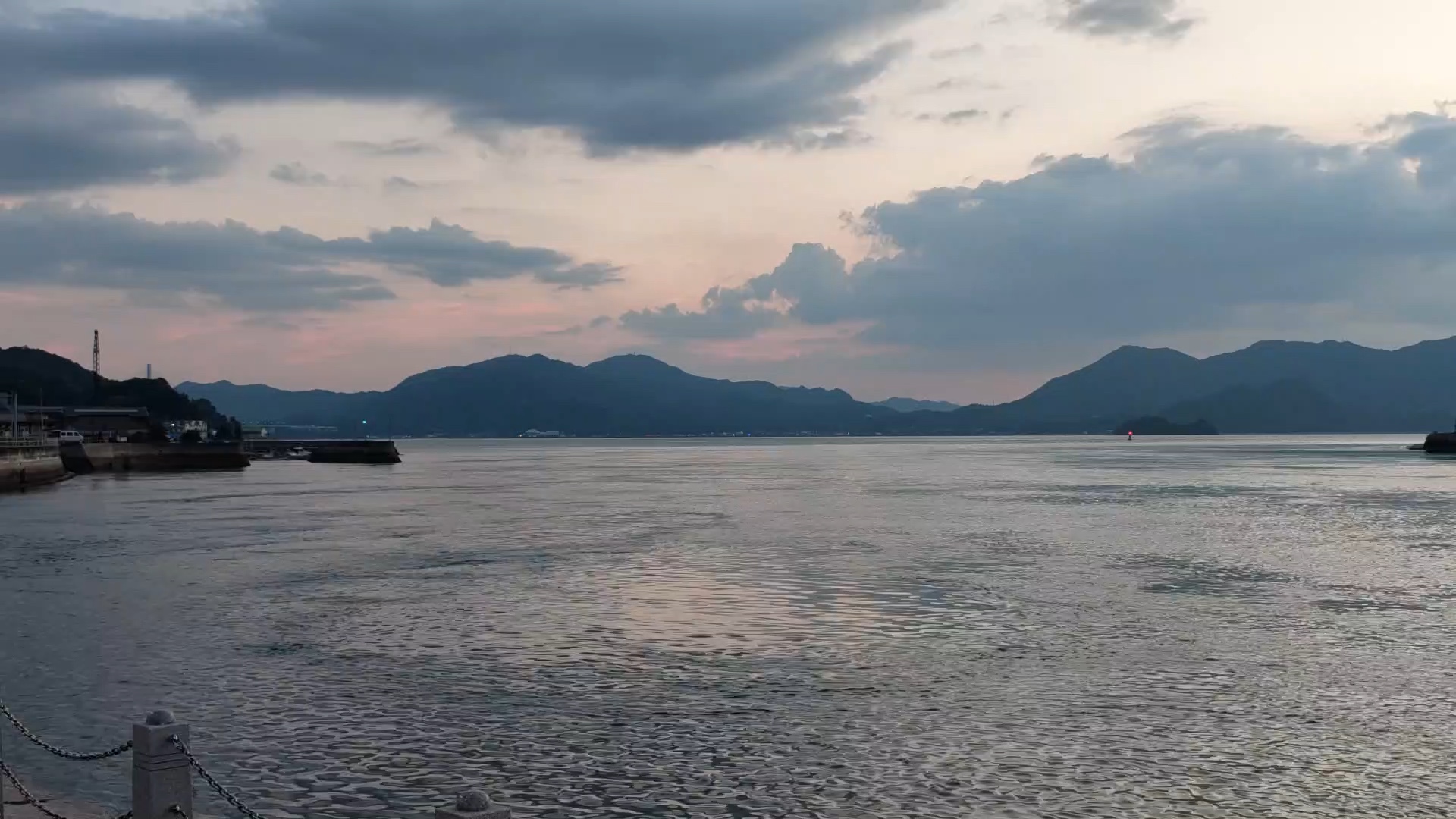 夕暮れの港