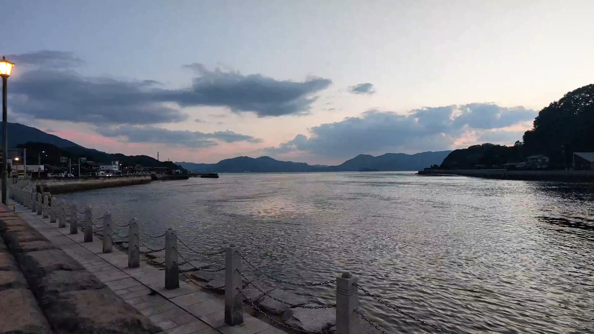 夕暮れの港と海、対岸の島影。