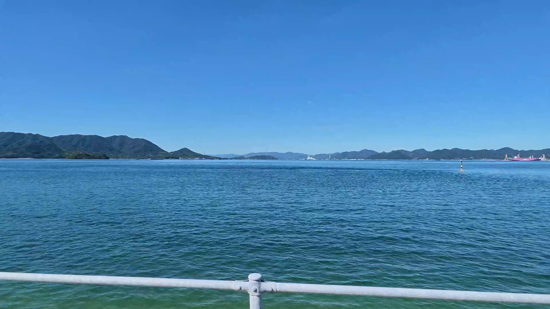海沿いの道と護岸、青い海。