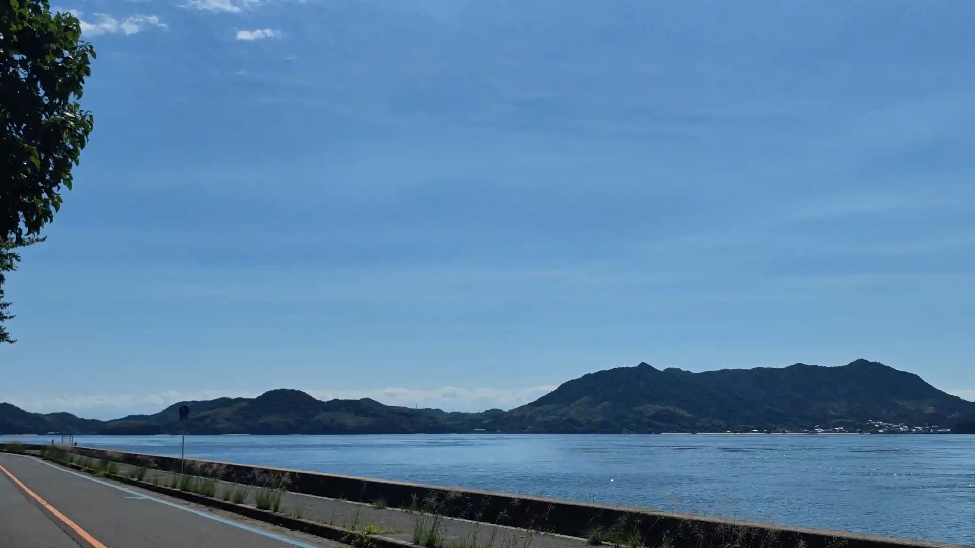 海面と斜張橋、海沿いの道。
